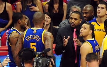 Mark Jackson da instrucciones a sus jugadores en un partido contra los Clippers de 2014.