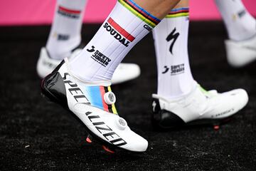 Detalle de los clip de Remco Evenepoel durante la tercera etapa del Giro de Italia 2023 con 202 km de recorrido entre Vasto y Nelfi.