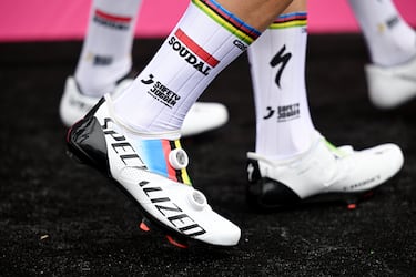 Detalle de los clip de Remco Evenepoel durante la tercera etapa del Giro de Italia 2023 con 202 km de recorrido entre Vasto y Nelfi.