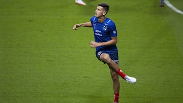 César Montes durante el calenamiento previo a un partido de Rayados