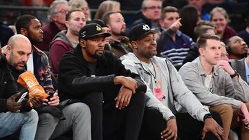 NEW YORK, NEW YORK - NOVEMBER 21: Kevin Durant, a player for the Brooklyn Nets and a Texas Longhorns alumni, watches the Georgetown Hoyas and Texas Longhorns game at Madison Square Garden on November 21, 2019 in New York City.   Emilee Chinn/Getty Images/AFP
 == FOR NEWSPAPERS, INTERNET, TELCOS &amp; TELEVISION USE ONLY ==