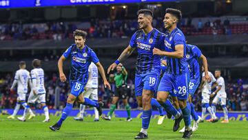 Jugadores de Cruz Azul festejan un gol contra los Gallos