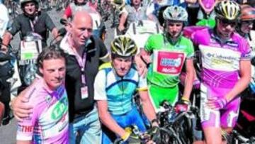 <b>LUTO. </b>Lövkvist, Di Luca, el fotógrafo Bettini, Armstrong, Garzelli y Boasson: luto por el motero Saccani.