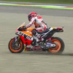 Increíble salvada de Márquez en el final de recta de Assen
