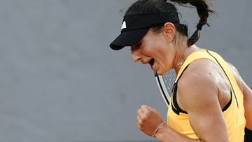 Elina Avanesyan celebra su victoria contra Zheng Qinwen en Roland Garros.