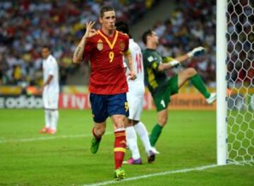 Fernando Torres celebra el sexto gol.