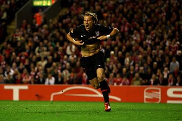 El 29 de abril de 2010 el Atlético perdió en Anfield. Pero fue una derrota con sabor a victoria, pues el 2-1 supuso que el equipo rojiblanco pasara a la final de la Europa League de la temporada 2009-10. Anfield tuvo una entrada de 45.500 espectadores, pero el Atlético hizo historia. En la ida se había registrado un 1-0 y la vuelta fue apasionante. Aquilani puso el 1-0 y el encuentro se fue a la prórroga. Benayoun marcó en el minuto 95 y el Atlético necesitaba un gol para clasificarse. Lo hizo Forlán en el minuto 102 ante el delirio de los hinchas rojiblancos. Benítez era el entrenador del Liverpool y Quique Sánchez Flores el del Atlético. De Gea; Valera, Domínguez, Perea, Antonio López; Reyes, Assunçao (Jurado, 99’), Raúl García, Simao; Forlán (Camacho, 117’) y Agüero (Salvio, 121’) fueron los jugadores del Atlético que disputaron el encuentro. El Atlético ganó posteriormente el título en la final de Hamburgo frente al Fulham. 