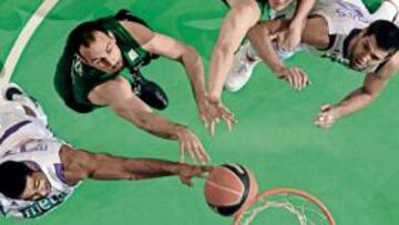 <b>REACCIÓN BLANCA. </b>El Madrid neutralizó tras el descanso la aportación de los pívots del DKV Joventut. En la imagen, Massey y Reyes impusieron su poderío fisico.