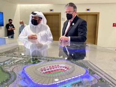 Marcelo Ebrard visita estadio mundialista de Qatar 2022