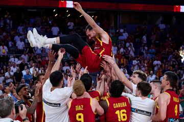 El balear disput¨® 20 temporadas en la Liga ACB y 4 en la NBA, siendo uno de los motivos del cambio de paradigma del baloncesto espa?ol. Fue el primer jugador masculino en participar en seis ediciones de los Juegos Ol¨ªmpicos, terminando tres veces en el podio: dos platas (2008 y 2012) y un bronce (2016). Rodolfo puede presumir de ser bicampe¨®n mundial (2006 y 2019) y tetracampe¨®n continental (2009, 2011, 2015 y 2022).