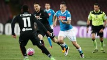 Marek Hamsik intenta regatear a dos juadores del Bolonia.