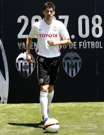 El delantero español jugó con el Valencia una única temporada (2007-08). Llegó al Getafe la temporada 2010-11 para salir cedido la siguiente temporada. 