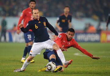 Tras no jugar ante Honduras, Iniesta volvía a la titularidad. Ya lo había anunciado Vicente del Bosque en la previa del encuentro, pero hasta que no se oficializó su presencia en el equipo, las dudas rondaban. España era una con Andrés y otra sin Iniesta...