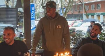 Rodrygo celebró ayer su 22 cumpleaños, rodeado de seres queridos, en el restaurante De María.