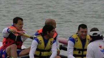 La plantilla del Valencia cambia los entrenamientos en el césped por el mar