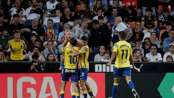 Los jugadores de la UD Las Palmas celebran el tercer gol del equipo ante el Valencia.