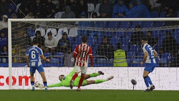 A falta de 14 minutos para el final, el encuentro marchaba 0-0. En ese instante, Nacho Méndez levantaba los dos brazos, pidiendo la pelota en la frontal, al encontrarse solo. El centrocampista del Sporting, entonces y tras recibir un balón botando, metió la pierna izquierda y con un sutil toque, la colocó pegadita al palo para poner el 0-1.