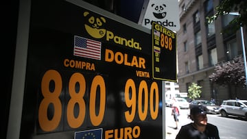 Santiago, 26 de diciembre de 2023
Pizarras del Dolar, en casas de cambio ubicada en la calle Agustinas.
Javier Salvo/Aton Chile