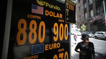 Santiago, 26 de diciembre de 2023
Pizarras del Dolar, en casas de cambio ubicada en la calle Agustinas.
Javier Salvo/Aton Chile