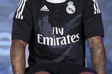 El prestigioso dise?ador japon¨¦s Yohji Yamamoto dise?¨® la tercera camiseta madridista de la temporada 2014-2015. Era de color negro y ten¨ªa una figura de drag¨®n que recorr¨ªa todo el pecho. Fue considerada una de las camisetas m¨¢s bonitas y originales del momento. La figura del drag¨®n ven¨ªa a simbolizar la grandeza del club. A?os despu¨¦s, en 2020, el cantante Pharrel Williams dise?¨® un modelo similar para el calentamiento previo de los blancos en la Camp Nou, donde ganaron los blancos (1-3).