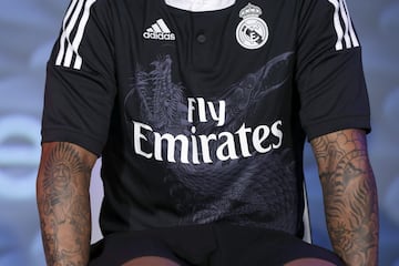 El prestigioso dise?ador japons Yohji Yamamoto dise? la tercera camiseta madridista de la temporada 2014-2015. Era de color negro y tena una figura de dragn que recorra todo el pecho. Fue considerada una de las camisetas ms bonitas y originales del momento. La figura del dragn vena a simbolizar la grandeza del club. A?os despus, en 2020, el cantante Pharrel Williams dise? un modelo similar para el calentamiento previo de los blancos en la Camp Nou, donde ganaron los blancos (1-3).