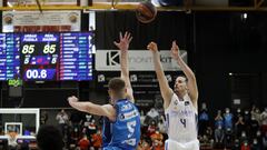 Thomas Heurtel, base del Real Madrid, en el momento de lanzar el bal&oacute;n al aire antes del triple granador frente al Urbas Fuenlabrada. 