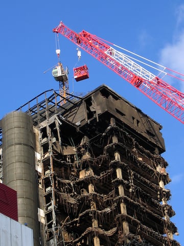 Tras el incendio y las valoraciones necesarios se llego a la conclusin que no quedaba ms opcin que demoler el edificio. Los bomberos calificaron el estado de la torre como "bastante inestable" existiendo un riesgo muy alto de derrumbe. 