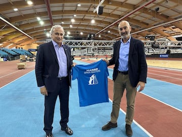 Andoni Azurmendi, a la derecha, con Joao Matos, de la Federación Europea, en el Madrid Spain Masters. 