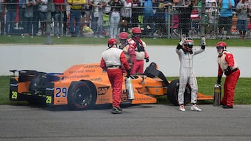 Fernando Alonso sale de su monoplaza tras la rotura del motor Honda en la Indy 500. 