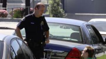 El paparazzi, con un policía.