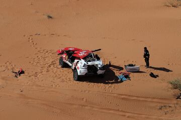 Ping Sun y Min Liao durante la sexta etapa del Rally Dakar con un recorrido en Shubaytah, en pleno en Empty Quarter, en Arabia Saudí.