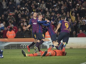 1-0. Coutinho celebró el primer gol marcado de penalti.