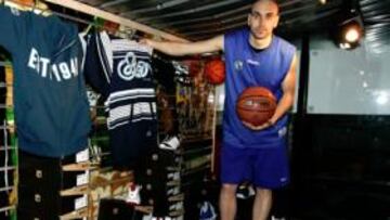 <b>GARANTÍA. </b>Albert Oliver posa en la tienda del Asefa Estudiantes.