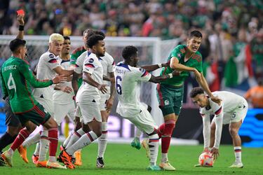 Concacaf suspende a César Montes por tres partidos, y dos a Gerardo Arteaga