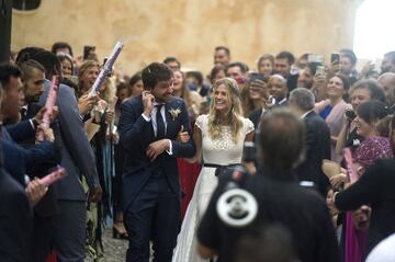 El jugador de baloncesto del Real Madrid Sergio Llull y su novia Almudena Cánovas han pronunciado hoy el "sí quiero" en una ceremonia religiosa celebrada en la iglesia de Santa María de Mahón, en el centro histórico de la ciudad de Mahón. 