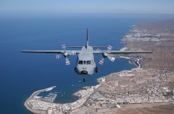 Es un avin de transporte ligero dise?ado y fabricado por la empresa espa?ola Construcciones Aeronuticas SA (CASA), que ms tarde se convirti en parte de Airbus. El C-212 tiene un dise?o de ala alta y una configuracin de fuselaje robusta. Su capacidad para despegar y aterrizar en terrenos difciles lo hace ideal para misiones en regiones remotas. Dependiendo de la variante, el C-212 puede transportar entre 20 y 30 pasajeros o cargas de hasta 3,5 toneladas. En la actualidad el ejercito del aire cuenta con 10 aparatos.
