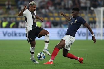 Tchouameni disputa un balón con Gnabry en el amistoso Alemania-Francia.