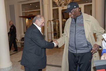 Bob Beamon recibi¨® a Miguel Vidal.