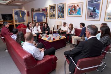 Visita de las campeonas de Europa de fútbol sala a la redacción de AS.