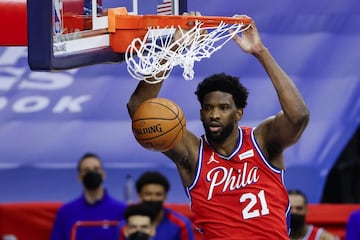 El camerunés no tuvo un comienzo fácil en la NBA. Sus dos primeros años los pasó en blanco por culpa de las lesiones, pero en los Sixers lo esperaron. Sabían que había algo en él. Y él lo demostró desde su primera (y limitada) temporada en la Liga: anotador e intimidador en la zona, es un pívot para liderar un proyecto campeón.