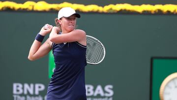 Iga Swiatek ejecuta un rev&eacute;s en Indian Wells.