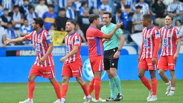Los jugadores del Atlético durante un partido.