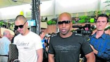 <b>DE VACACIONES. </b>Benzema y su amigo, el rapero Rohff, a su llegada a Isla Reunión.