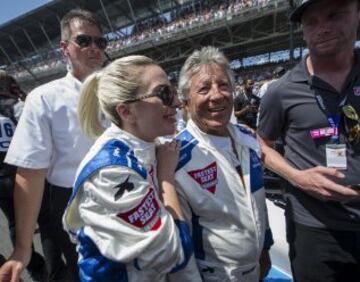 Lady Gaga junto a Mario Andretti.