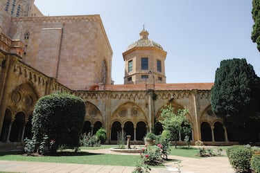 Es una de las abadías cistercienses más grandes del mundo. En el siglo XIV se convirtió en el panteón real de la Corona de Aragón. Siempre ha sido utilizado para las funciones originales y ese hecho ha contribuido a su estupenda conversación.