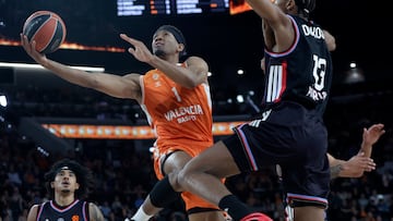 VALENCIA, 20/01/2026.- El escolta del Valencia Basket Kameron Taylor (c) entra a canasta junto a Allan Dokossi (d), del París Baketball, durante el partido de baloncesto correspondiente a la J23 de la EuroLiga que Valencia Basket y París Baketball disputan hoy martes en el Roig Arena de Valencia. EFE/Miguel Ángel Polo.