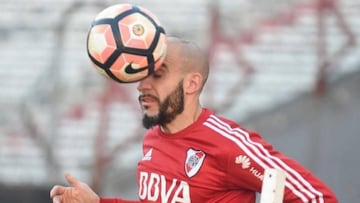 Javier Pinola durante un entrenamiento con River Plate.