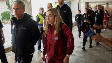 La defensa de la selección española Olga Carmona, tras aterrizar en el aeropuerto de Manises (Valencia).