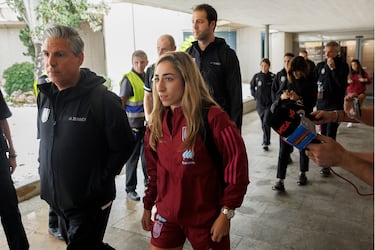 La defensa de la selección española Olga Carmona, tras aterrizar en el aeropuerto de Manises (Valencia).