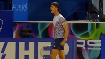 El tenista croata Dino Prizmic celebra su victoria ante el h¨²ngaro Zsombor Piros en el torneo de Umag.